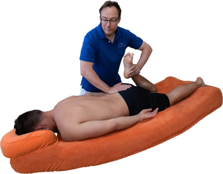 Dirk Wallbaum mit Patient auf Massage Bein, Kreuz