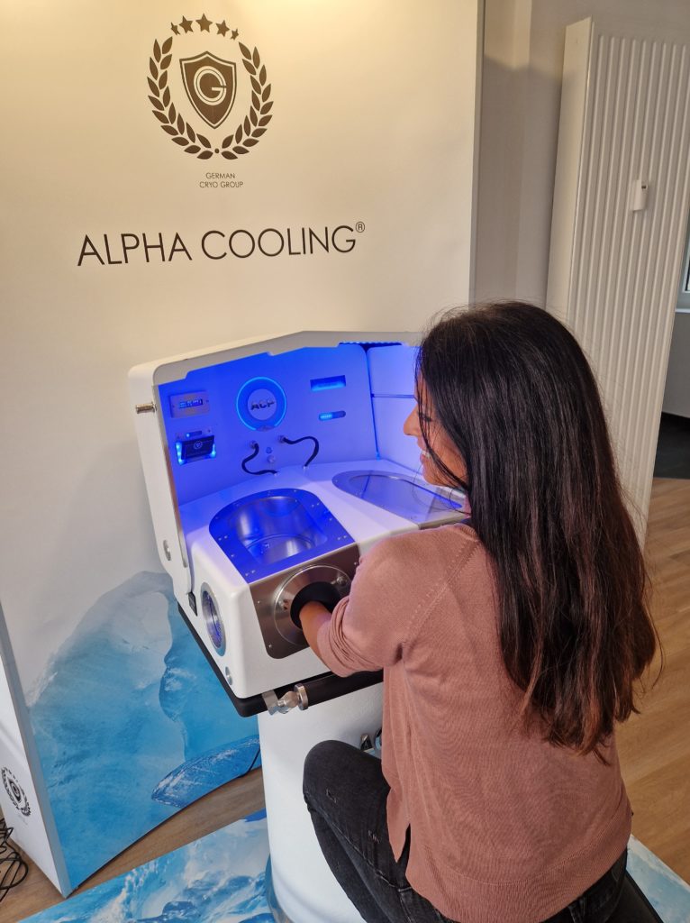 Frau nutzt Alpha Cooling Gerät