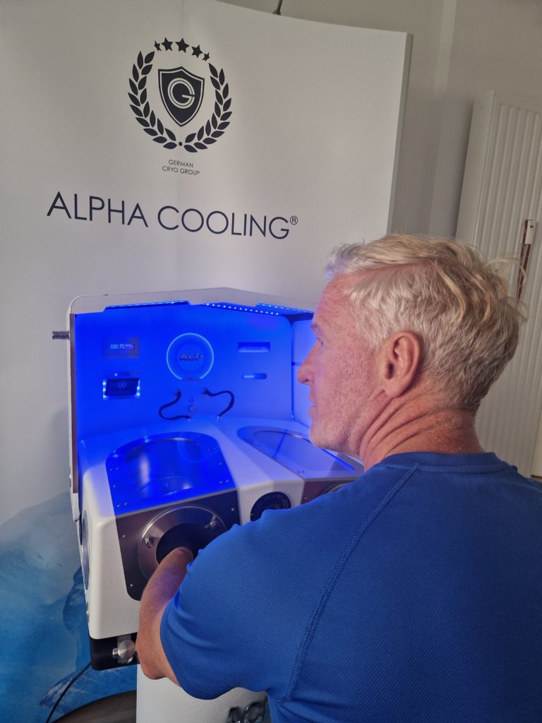 Älterer Mann nutzt Alpha Cooling Gerät